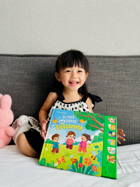 Bé Sings and Learns Vietnamese Music Book
